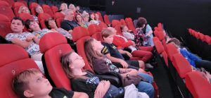 grupa uczniów w sali kinowej
