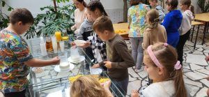 uczniowie wykonujący doświadczenia