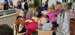 uczniowie spożywający deser