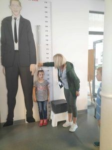 uczennica i opiekun mierzą wzrost