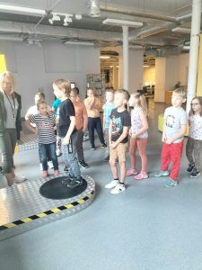 uczniowie wykonują doświadczenie