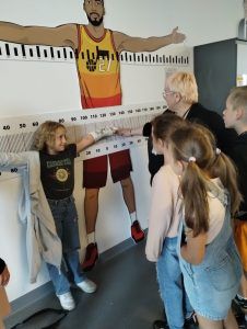 uczniowie dokonują pomiarów ramion