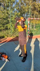 pracownik leśny pokazuje ubiór do pracy