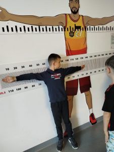 uczniowie dokonują pomiarów ramion