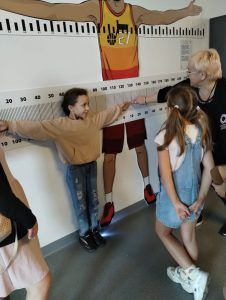 uczniowie dokonują pomiarów ramion
