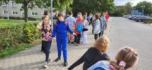 grupa uczniów spacerująca po mieście
