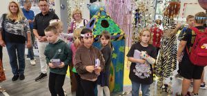 uczniowie na sali gimnastycznej