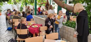 uczniowie spożywający deser