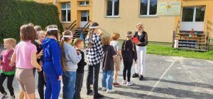 kolejka uczniów na boisku szkolnym