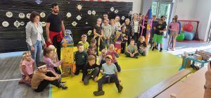 grupa uczniów przy wykonanej pracy - rakieta kosmiczna