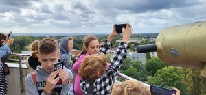 uczniowie na tle panoramy miasta