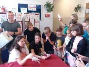 uczniowie i nauczyciele oddający głosy