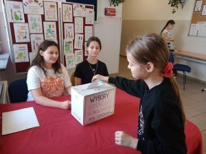 uczennica oddająca głos