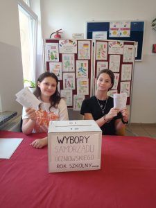 uczennice przed skrzynką wyborczą