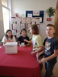 uczniowie oddający głosy