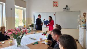 pani wójt wręcza nagrodę dyrektorowi szkoły