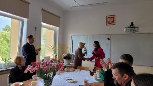 pani wójt wręcza nagrodę nauczycielowi szkoły