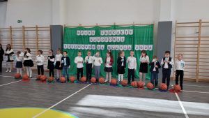 uczniowie i nauczyciele na uroczystym apelu