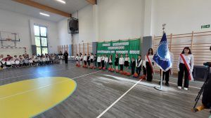 uczniowie i nauczyciele na uroczystym apelu