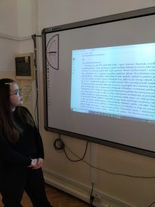 uczennica czyta fragment książki