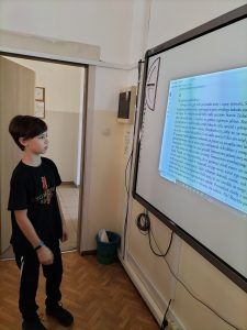 uczeń czyta fragment książki