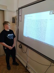 uczeń czyta fragment książki