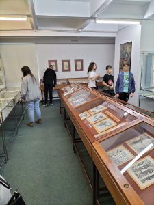 oglądanie gablot z książkami