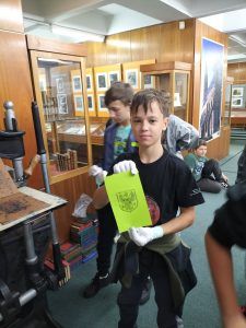 Uczniowie uczestniczą w warsztatach graficznych z wykorzystaniem prasy introligatorskiej do złoceń