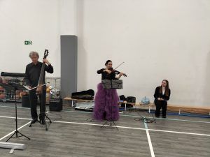 goście wykonują utwory na skrzypcach i kontrabasie 