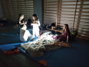 Dzieci bawią się na sali gimnastycznej