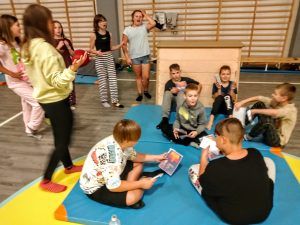 Chłopcy z dyplomami na Dzień Chłopaka