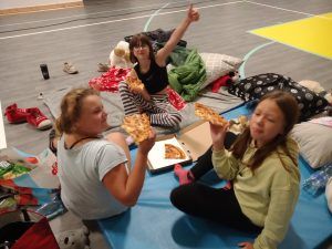 Dzieci jedzą pizzę