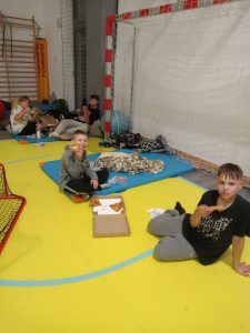 dzieci jedzą pizzę