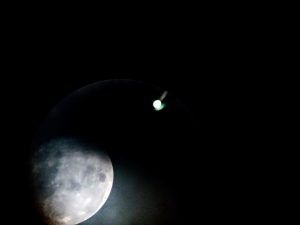 Księżyc widziany przez teleskop