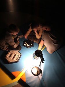 Uczniowie grają w gry planszowe