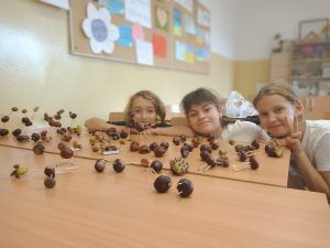 uczniowie z ludzikami z kasztanów