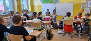 uczennice czytają dzieciom