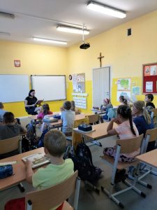 nauczyciel czyta dzieciom