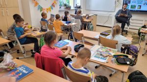 nauczyciel czyta dzieciom