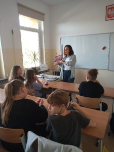 nauczyciel czyta dzieciom