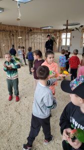 papugi na rękach uczniów