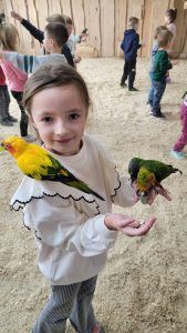 uczennica z papugami