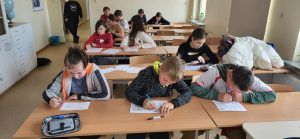 uczniowie rozwiązują zadania związane z historią Polski