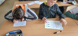 uczniowie rozwiązują zadania związane z historią Polski