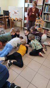 dzieci na zajęciach w bibliotece