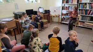 dzieci na zajęciach w bibliotece