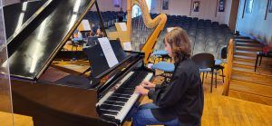 uczennica podczas gry na fortepianie