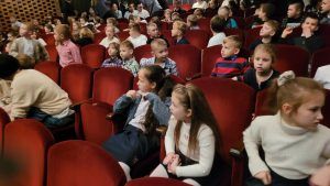 grupa uczniów w teatrze