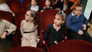 grupa uczniów w teatrze