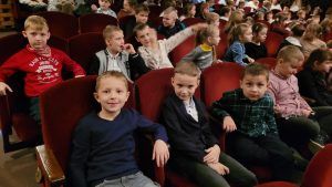 grupa uczniów w teatrze